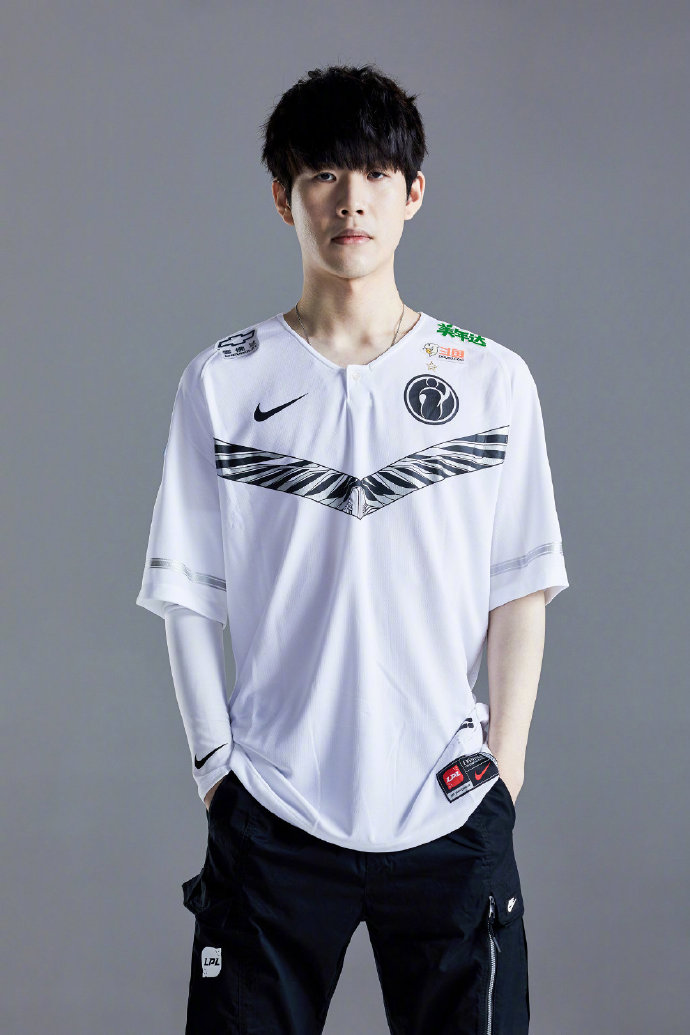 赛后群访AKi：今天队伍发挥的不是特别好吧，因为过程太坎坷了